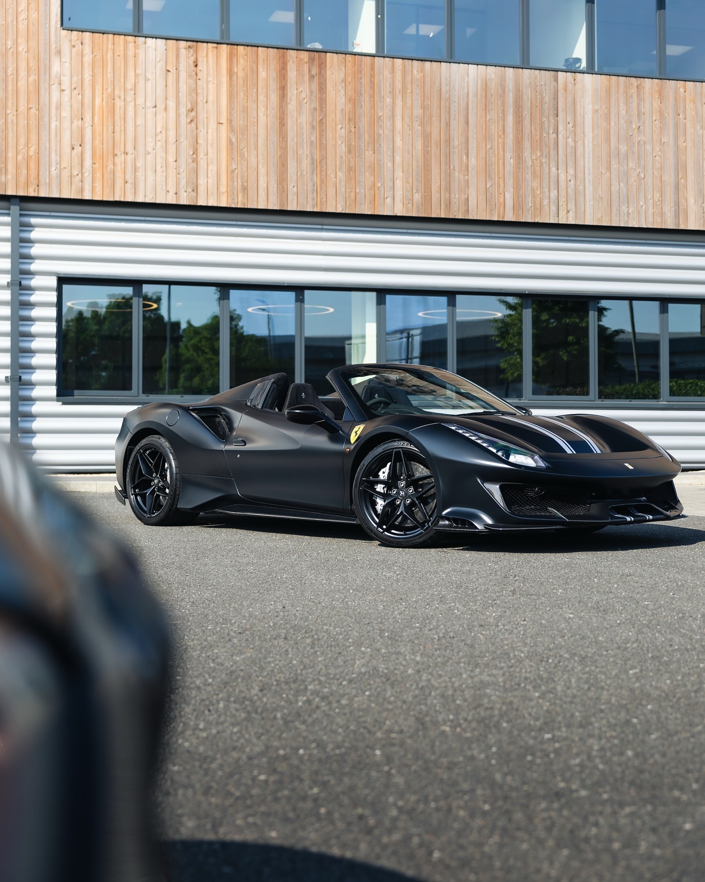 这辆法拉利 488 Pista Spider 还没来得及发，就已经找到了新家！这