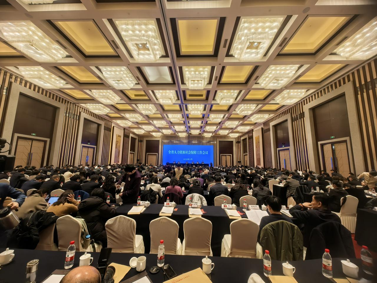 筹集传统产业岗位300万个以上，深度挖掘新兴产业和未来产业岗位200万个以上；继