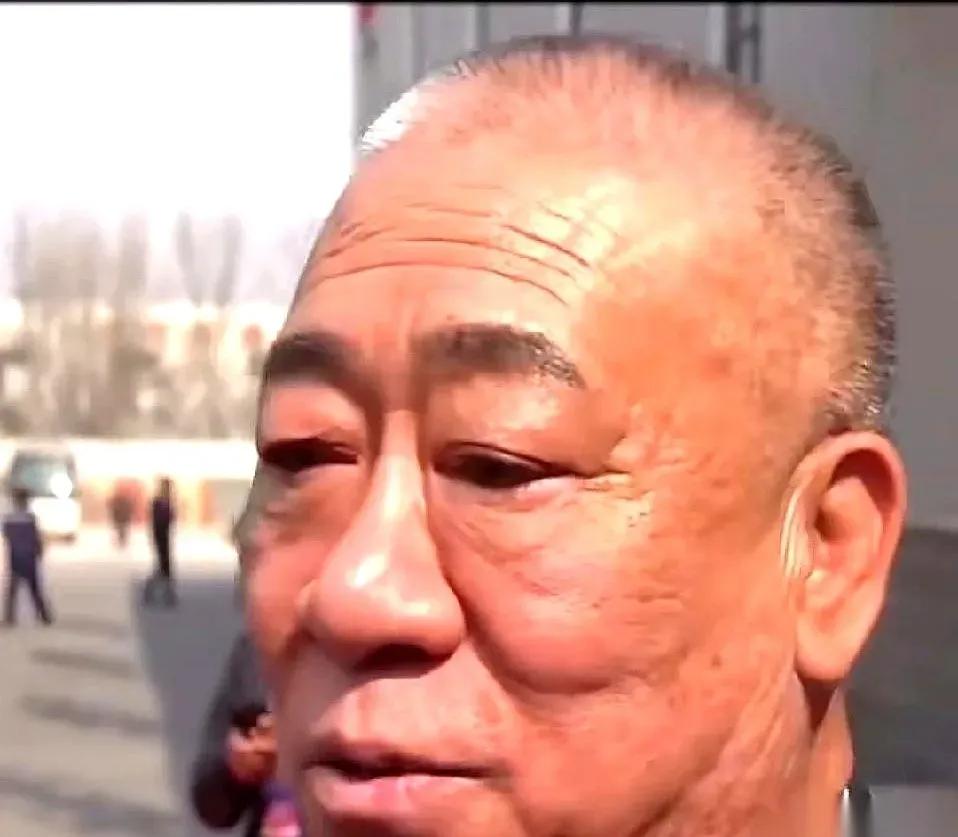那个发了6000万奖金的老板崔培军，镜头前叹了口气，说年会差点就取消了。不是公司