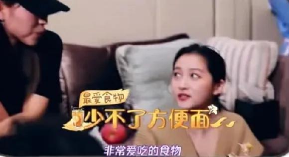 关晓彤：“方便面是我非常爱吃的食物”说完以后还偷偷看一下母亲的神情，希望妈妈能看