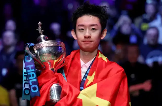 【吴宜泽夺冠背后台球产业生态链】北京时间5月5日凌晨，中国选手吴宜泽在英国谢菲尔