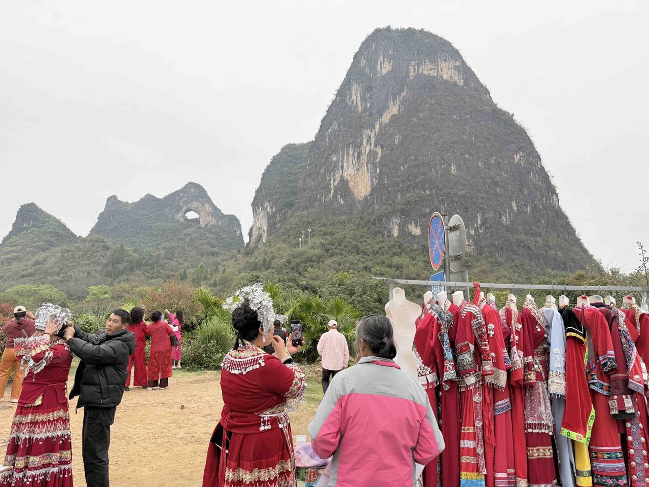走进桂林阳朔，才懂什么是“山在画里，人在景中”。
远处的月亮山藏着天然的圆洞，像