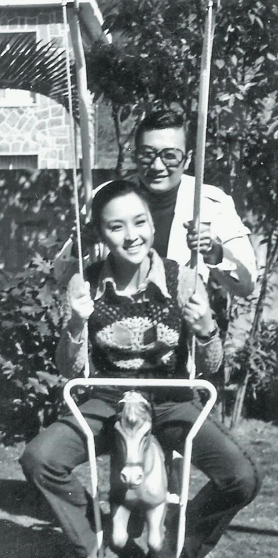 70年代，谢贤和甄珍的甜蜜合影，地点在一处庭院花园里。坐在木马秋千上笑容明媚的是