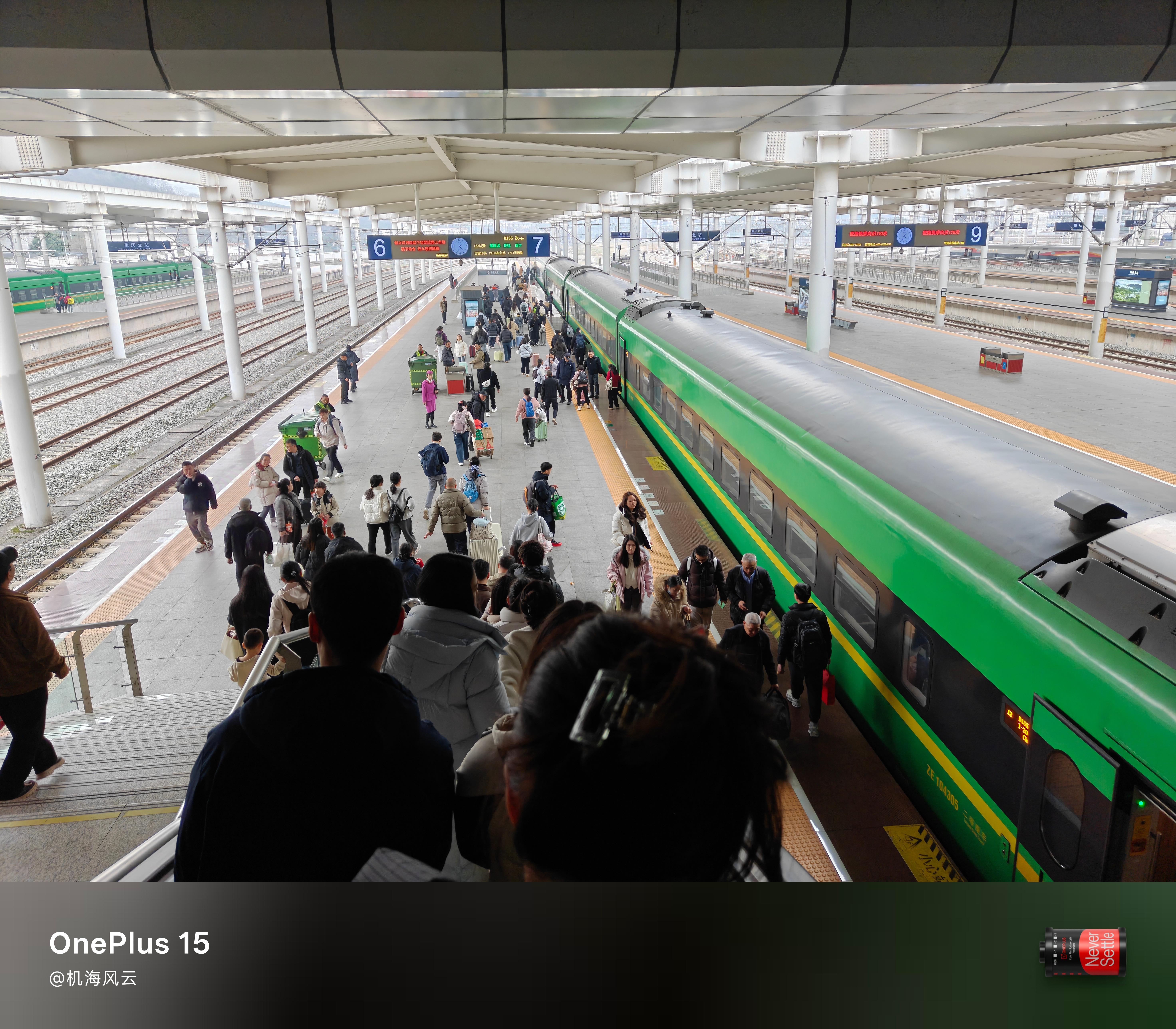 感受一下重庆北站的春运盛况，不过这个高铁车厢🚇桌子设计得不错，像餐车 重庆·重