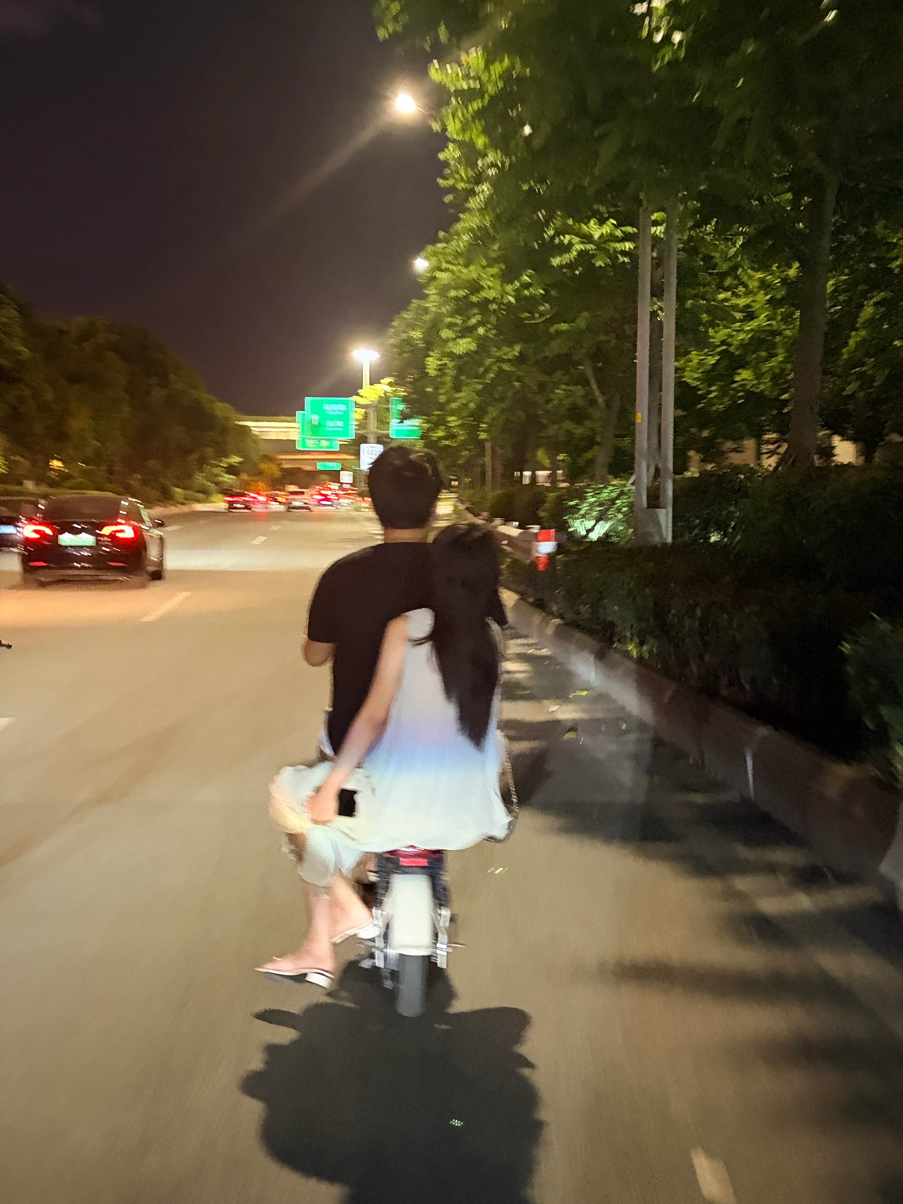 朴素的爱情，是我向往和憧憬的爱情。不论男生开什么车，女生也常伴左右，经济下行更加