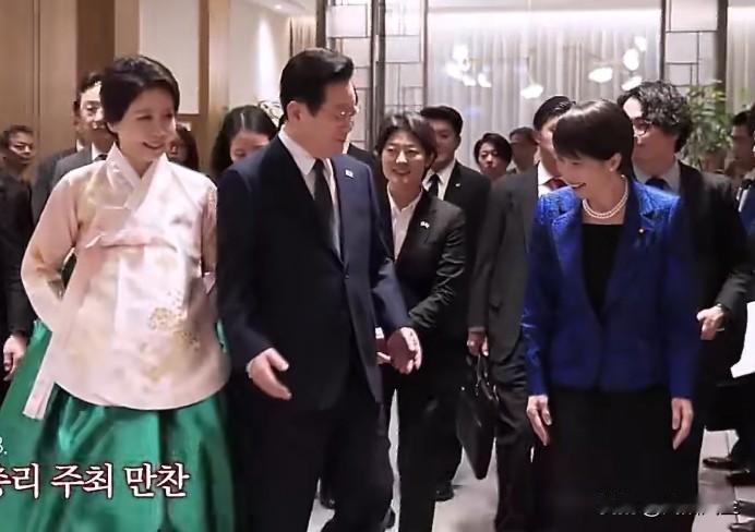 高市早苗对韩国欢迎仪式上传统仪仗队感到新奇之后，又对李在明夫人的传统服饰表现出了