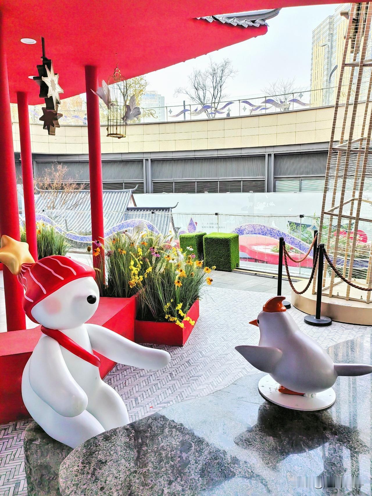 临睡之前晒晒图，
今天上午约了服务。

万象城大门口的景，
小白兔好萌啊。

小