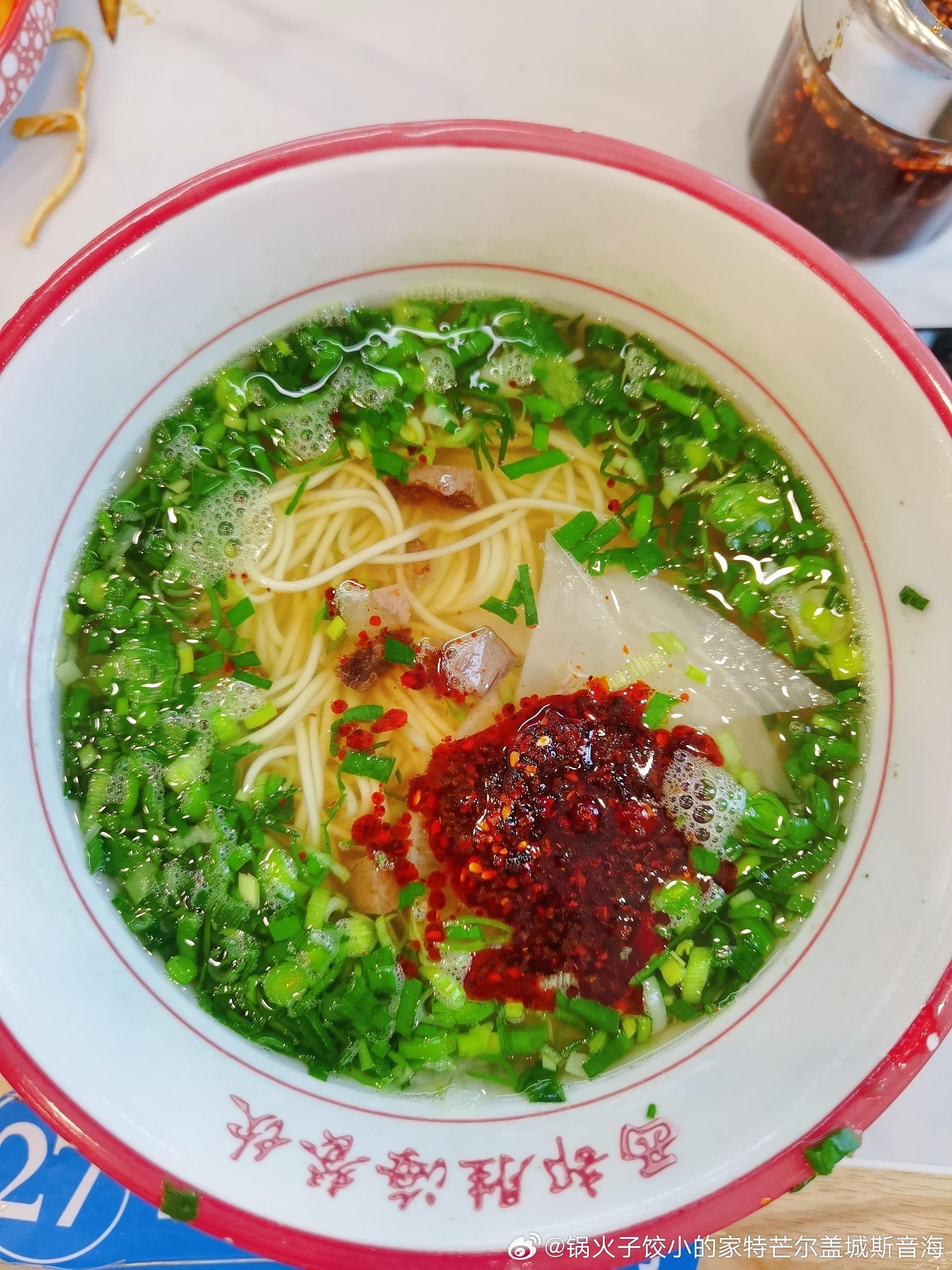 “我得赶紧吃，吃完害得上手术！”然后掏出手机，打开美图秀秀，调滤镜，拍照。“这么