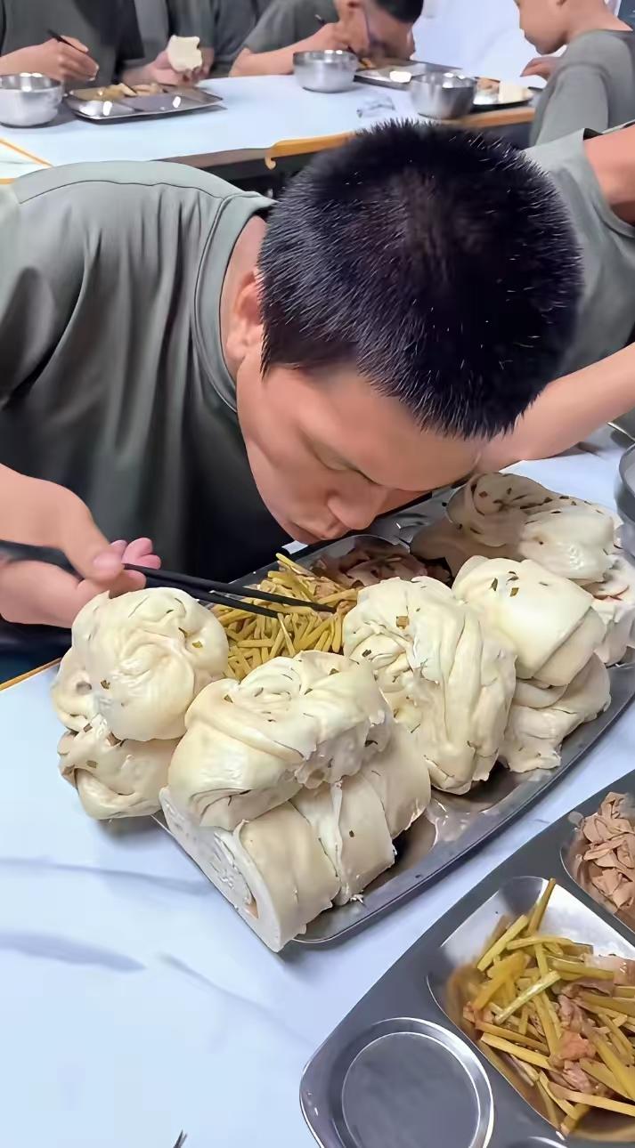 新兵连的小伙子真能吃，八四年我十八岁入伍在新兵连比这大的馒头能吃六个。训练强度大