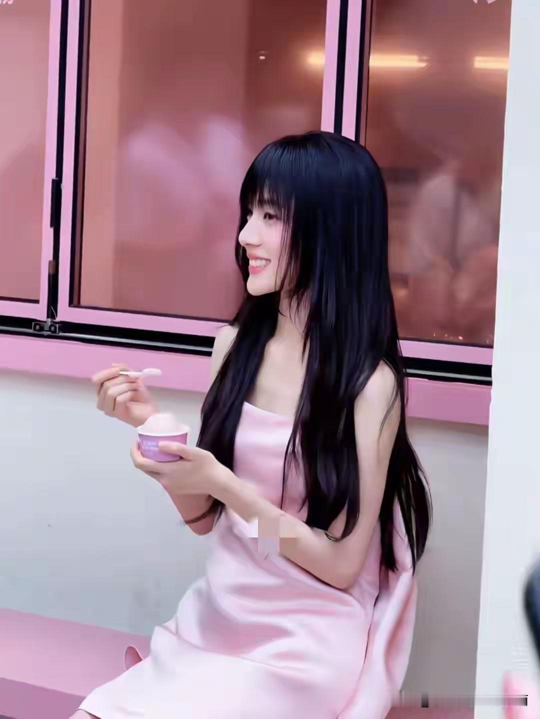 王亚飞出手真不一样！李思潼雅诗兰黛妆造封神，黑长直撞脸赵露思 