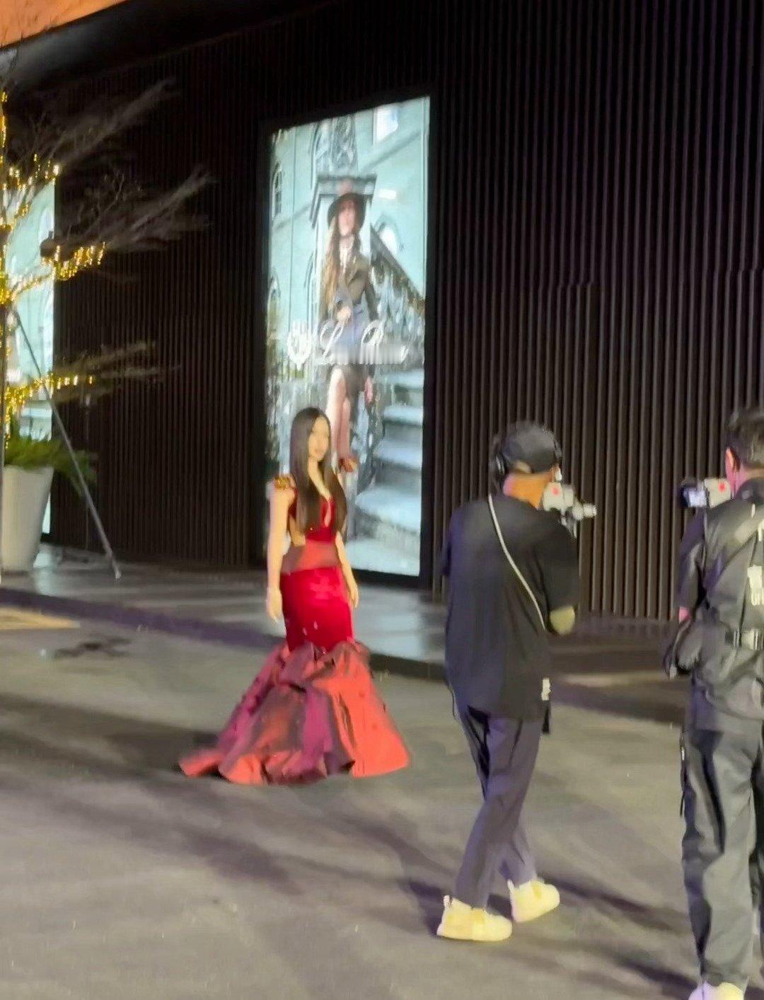 虞书欣这个裙子有点显胯宽吧？ ​​​