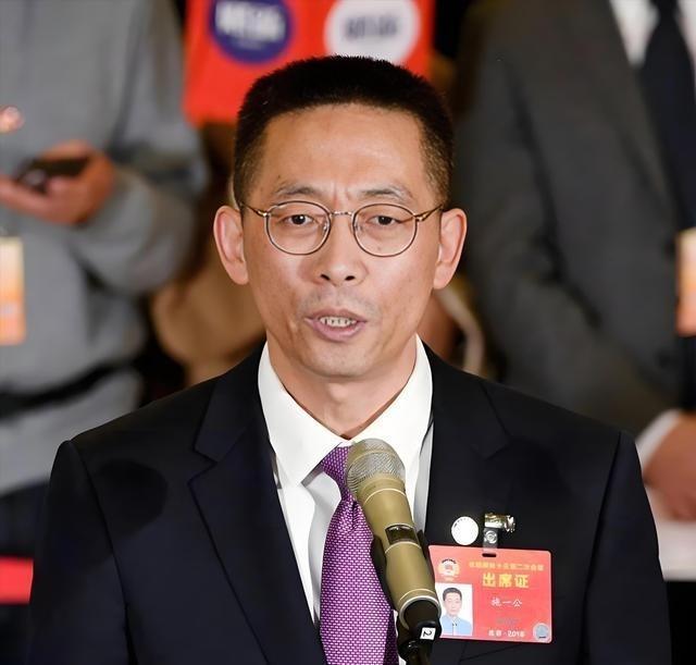 一次国际会议上，一位瑞典教授在谈到中国科技时，露出满脸不屑。时任清华副校长的施一
