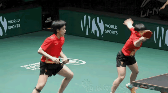 莎头这一绝妙配合堪称混双配合经典！
头哥一个大跨步腾空跃起，犹如鲲鹏展翅，动作舒