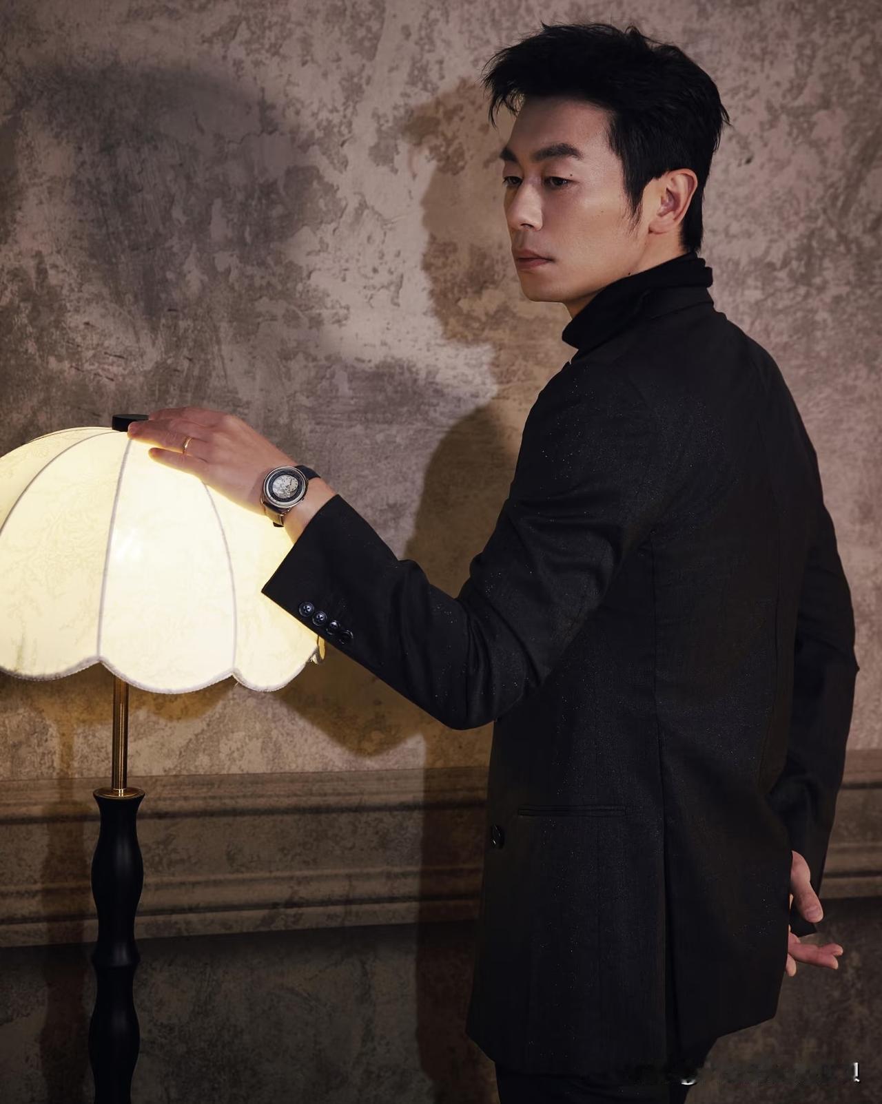 看来朱亚文对流量是真的放下了。

以前肯定也梦想成为于和伟，张译这样的流量型演员