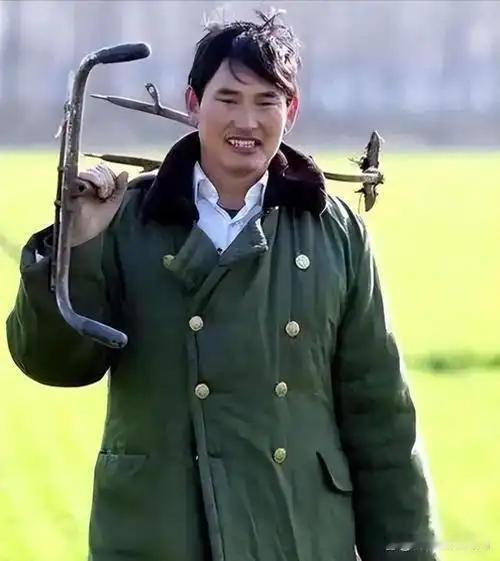 10月27日，此前遭遇多场演出临时取消的农民歌手朱之文，被网友拍到在山东菏泽单县