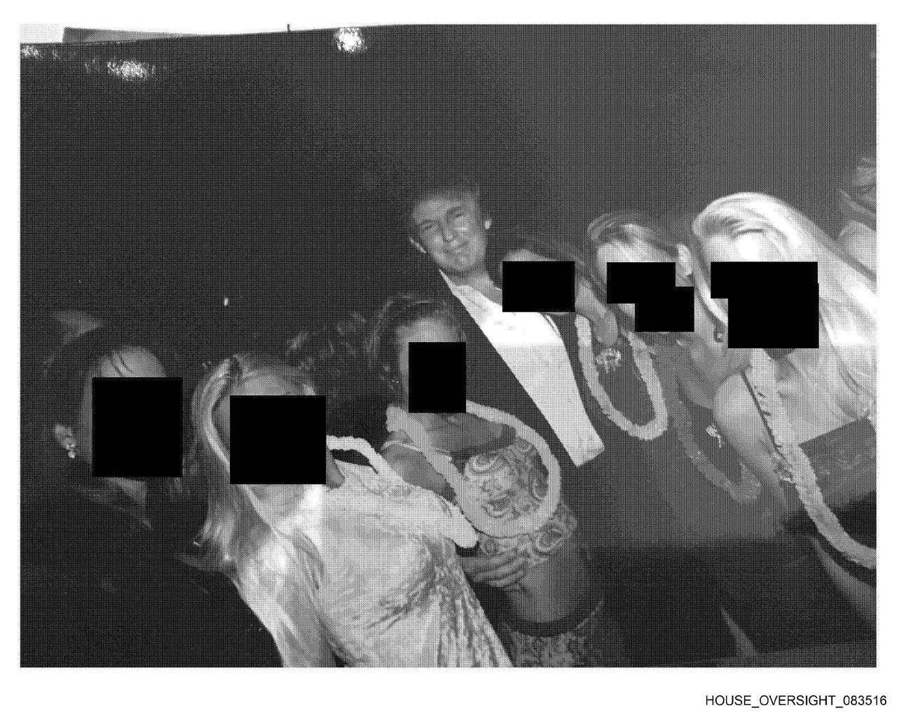 【众议院民主党人公布的新一批爱泼斯坦照片中出现了特朗普和希拉里】

美国哥伦比亚