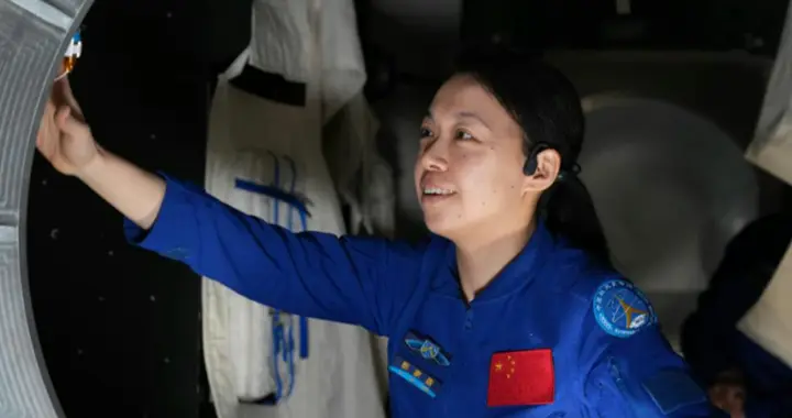 某些香港IP，不想承认首位港人太空人，竟跪了个美国人的坟认爹