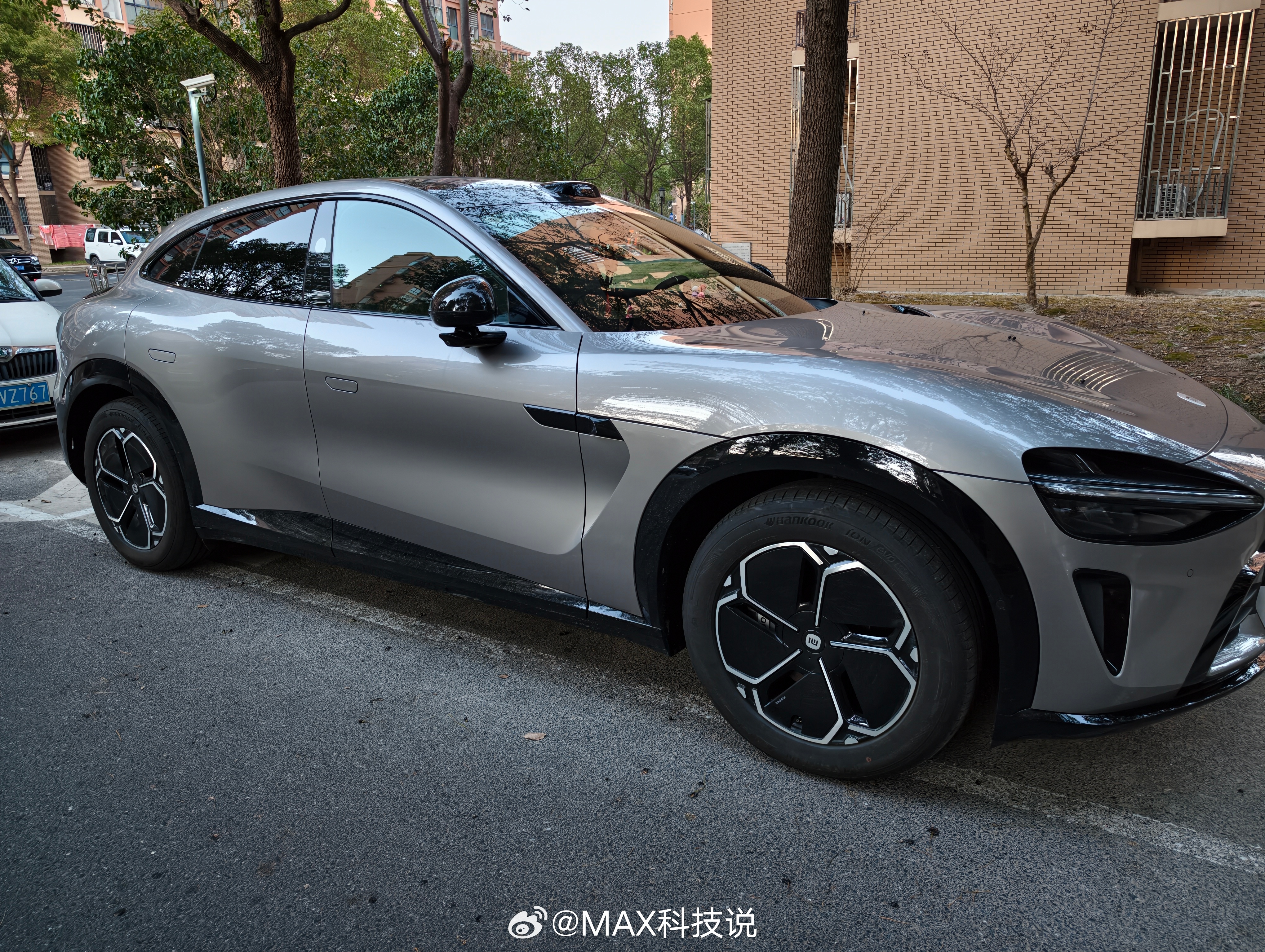 上海不愧是小米大本营之一，小区里面已经有5辆小米YU7了珍珠白、宝石绿色、流金粉