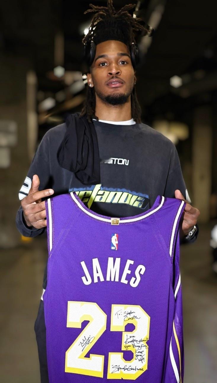 今天，马刺球员卡斯尔￼14投10中，三分球6中3，罚球9中7，得到30分10篮板