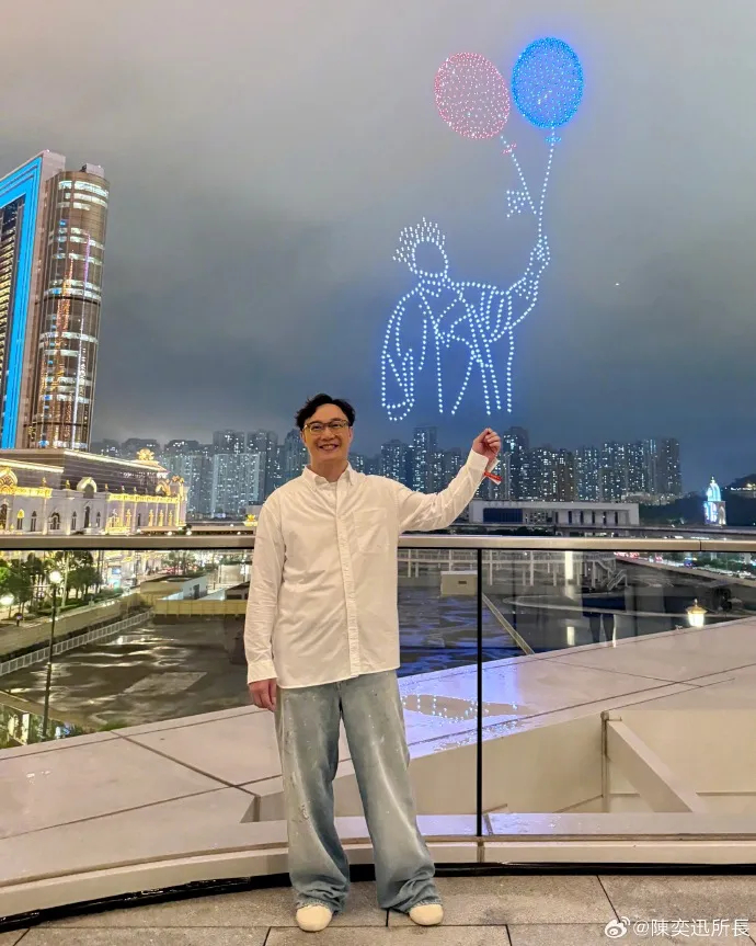 【#陈奕迅称患焦虑症一直在吃药#】#陈奕迅决定巡演结束后停药#近日，陈奕迅在纪录