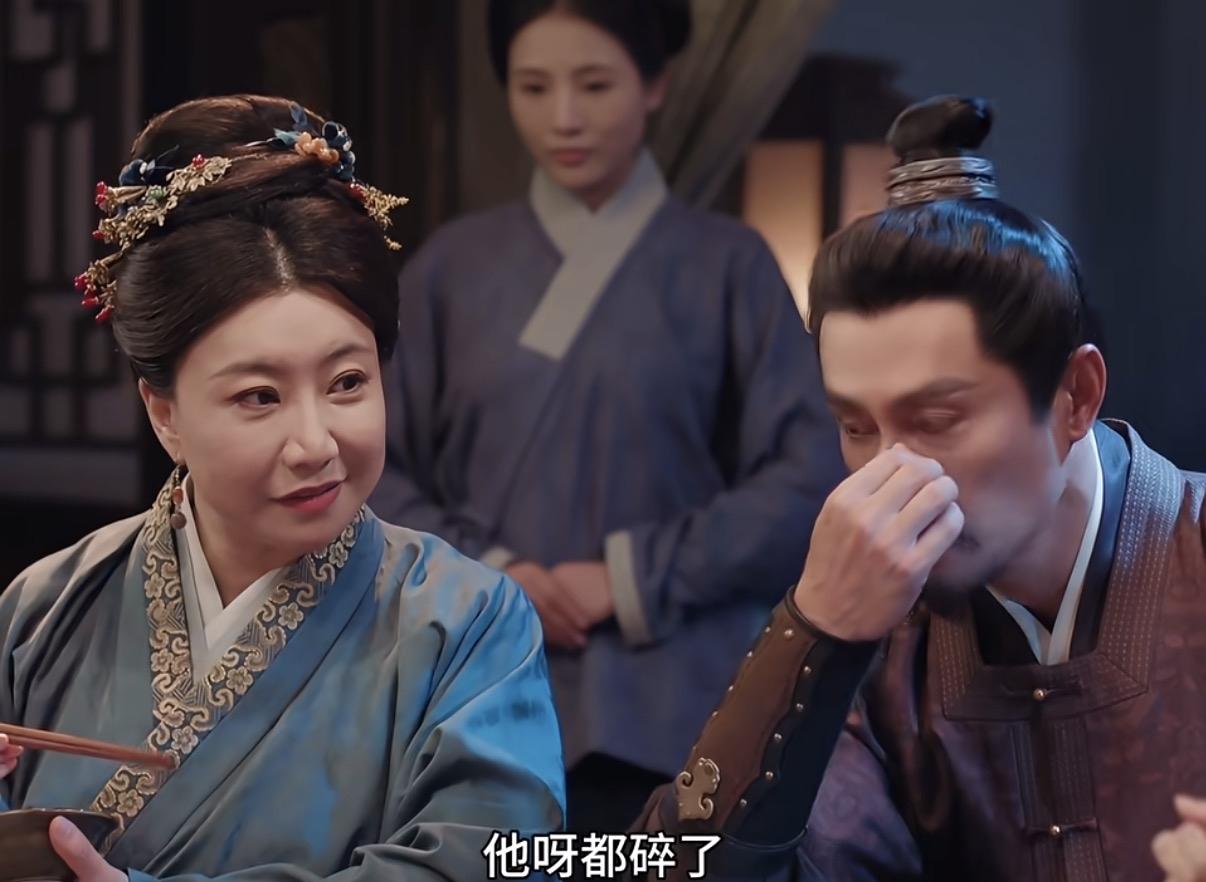 相濡以沫十年的丈夫失恋了。

陌将军吃饭都心不在焉的，打碎了一个碗。陌夫人对女儿