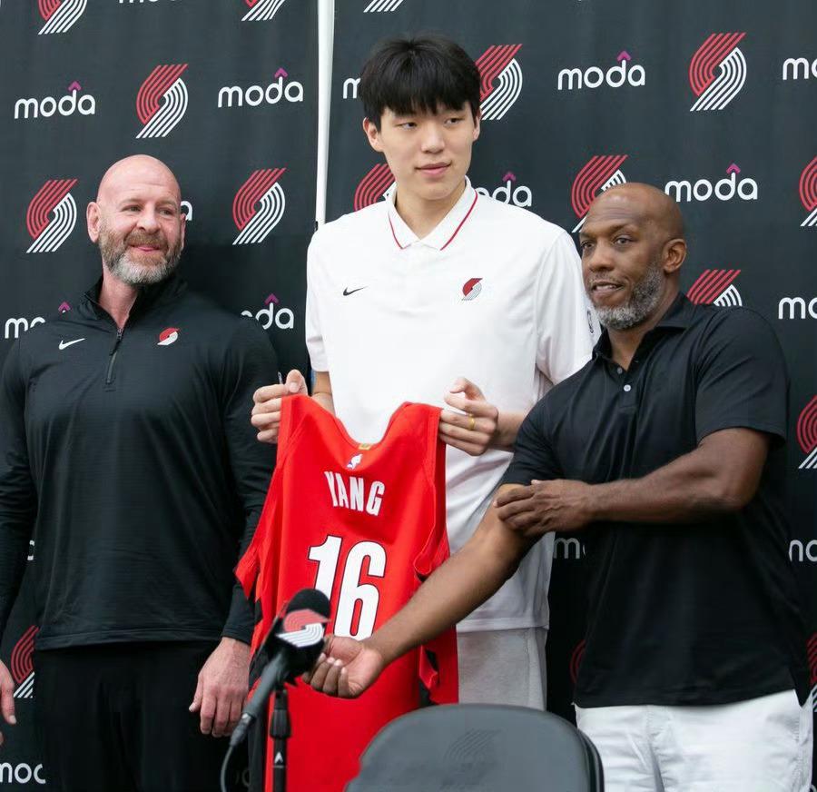 开拓者主教练比卢普斯谈杨瀚森：“我们的队伍很年轻，我觉得杨瀚森很适合球队，我们希