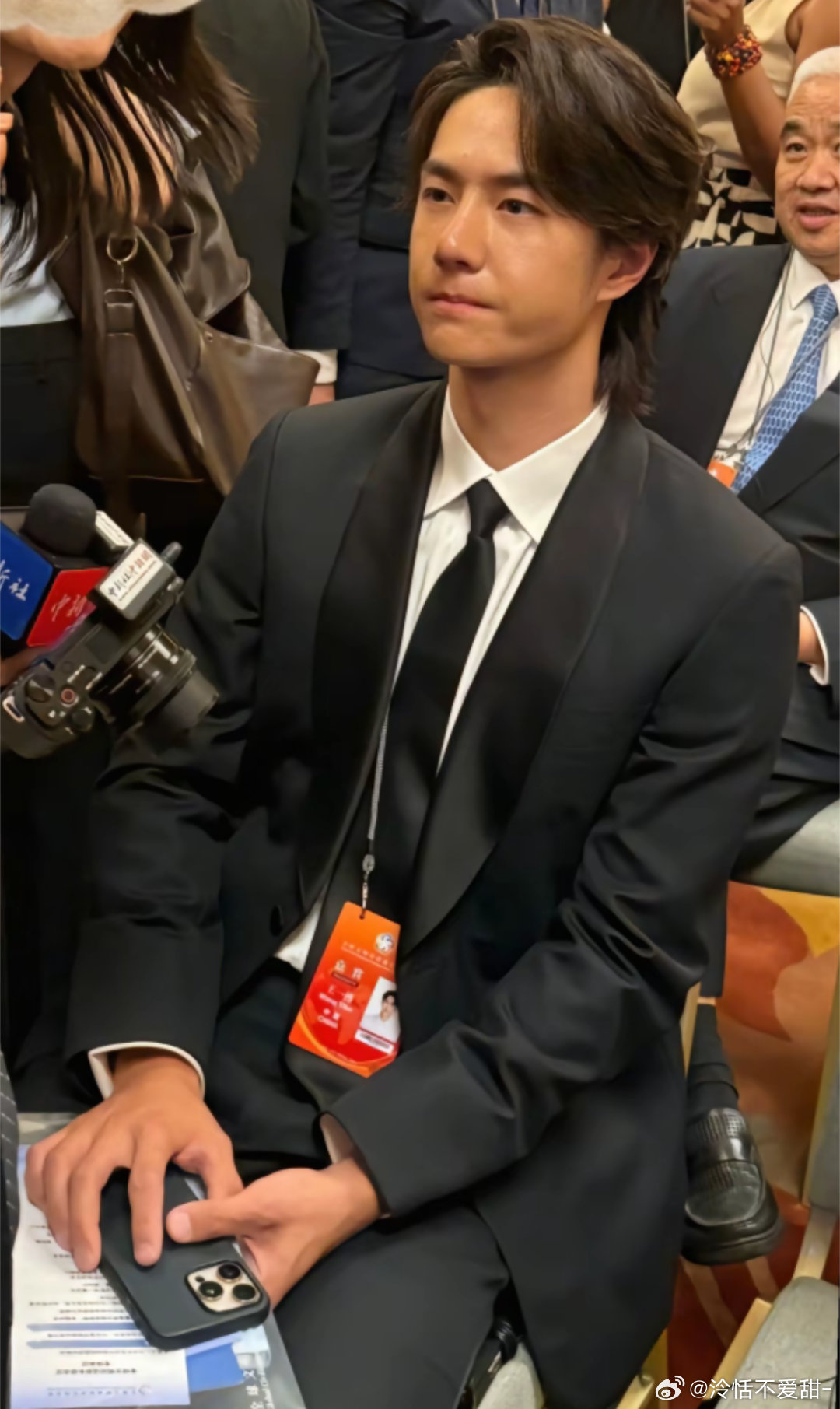 我爸爸上新闻联播的时候 好正啊！完全i人来的