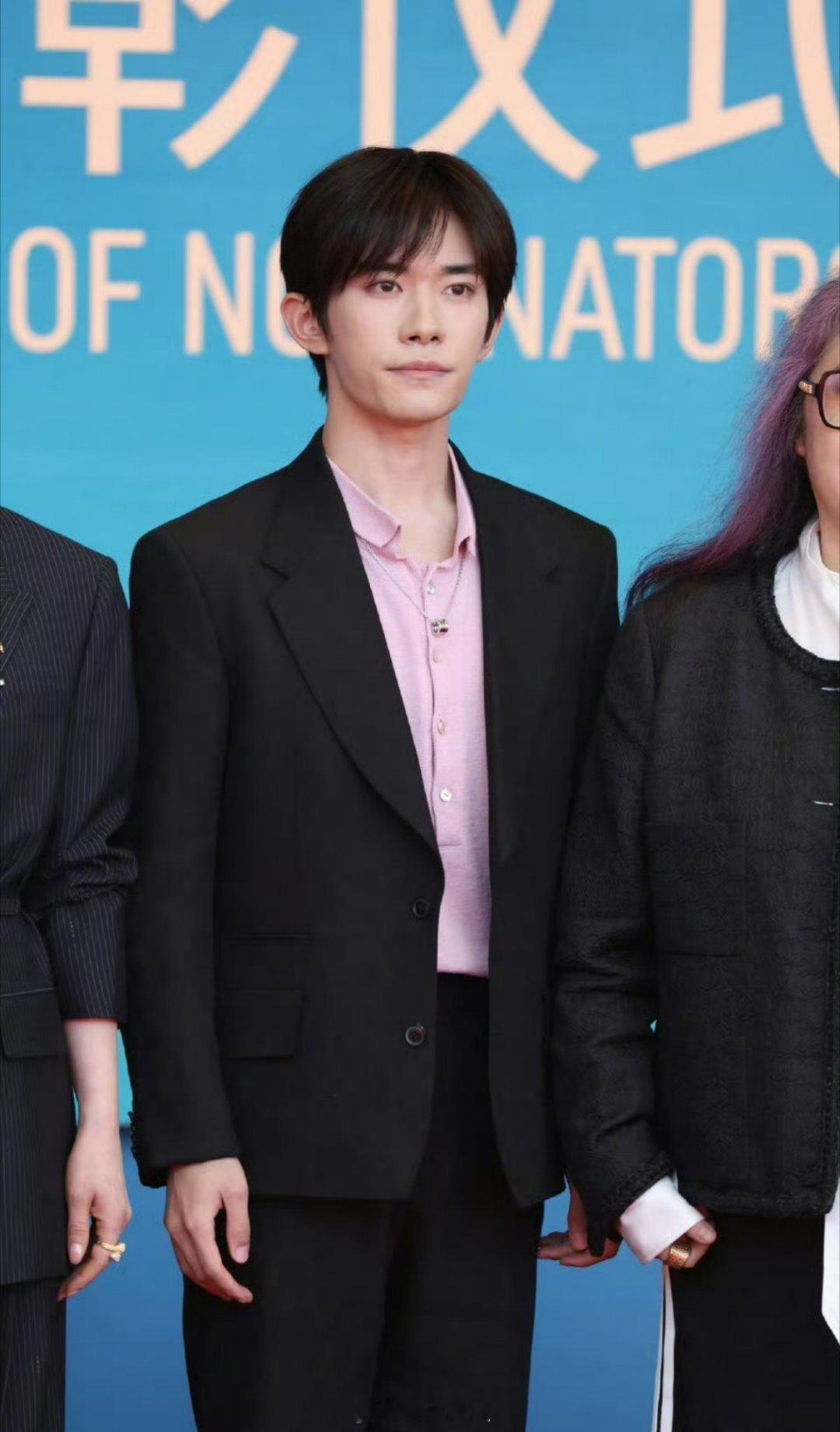 易烊千玺、刘昊然亮相金鸡奖提名者表彰仪式红毯 来看看状态 