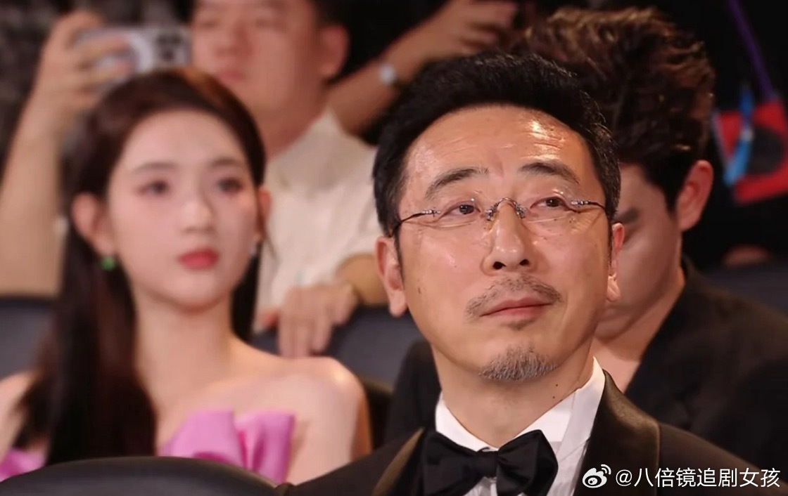 CP感真是一门玄学哈哈哈他们俩怎么回事，好有氛围感，可以合作吗？快来导演递本子！