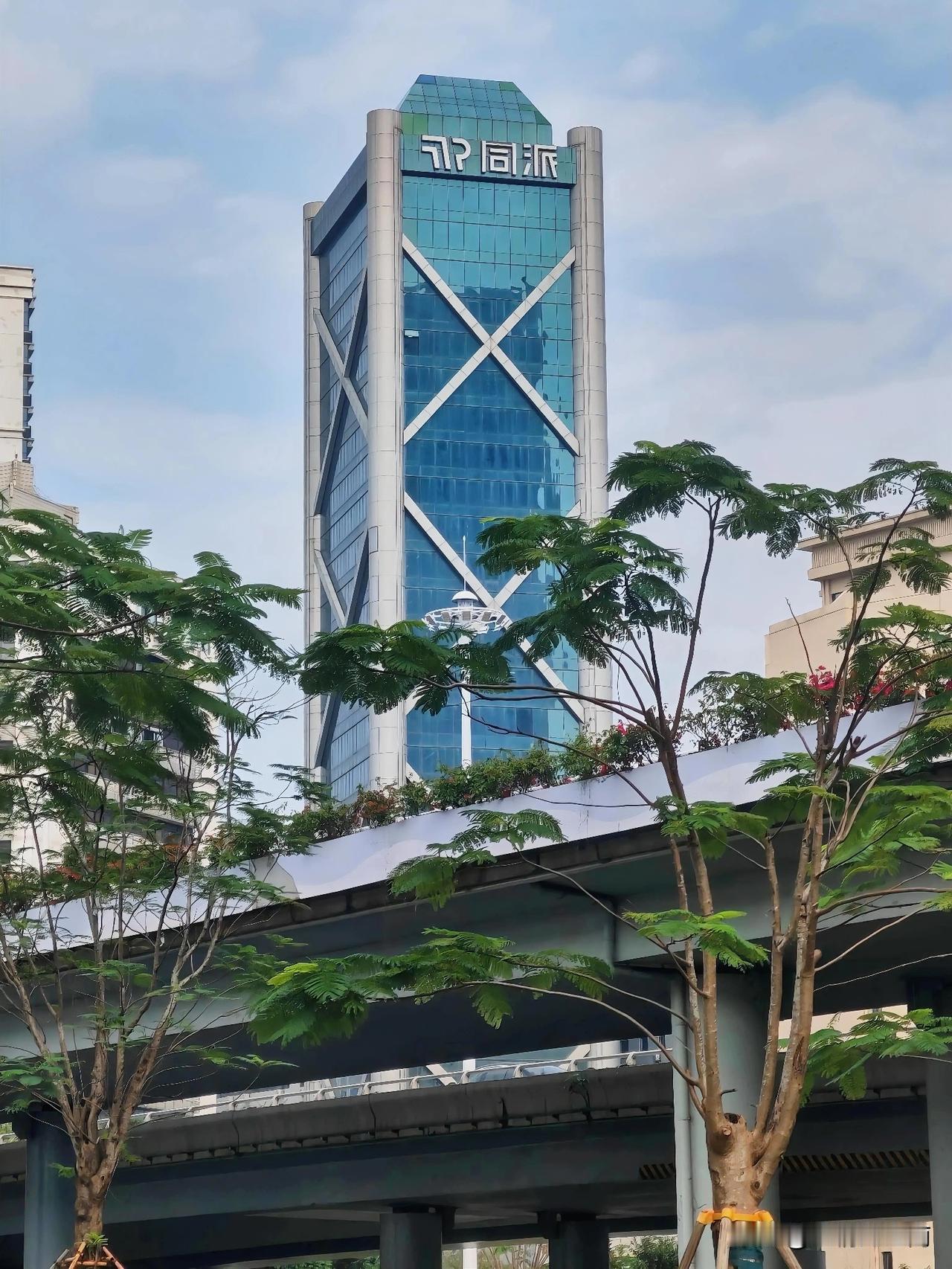 滨海大道立交桥龙昆北路口的这座外墙四面全蓝玻笔直方正高达百米的大楼，应该很有些年