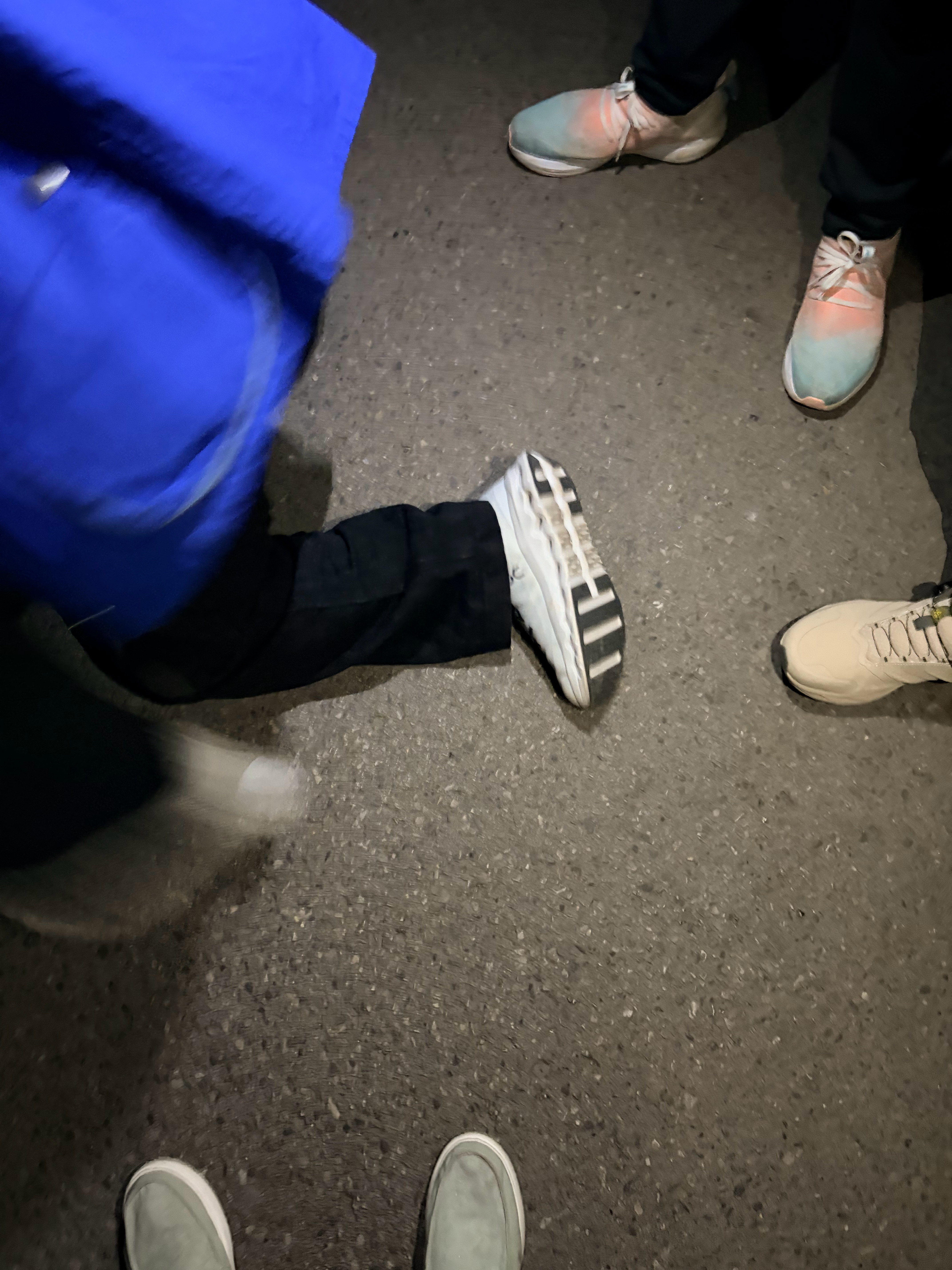 你知道这一摔的代价是什么吗？代价是一台 iPhone Air。