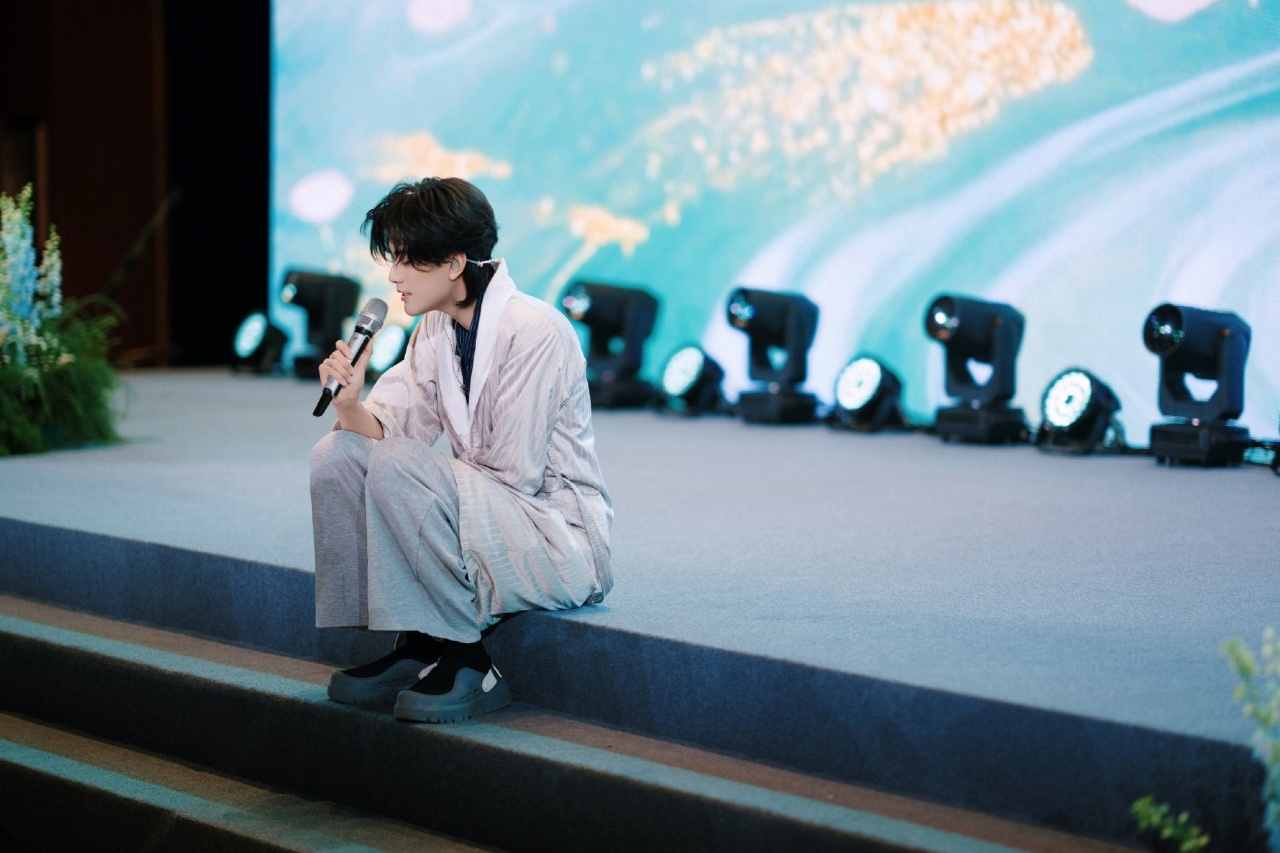 王敬轩生日会大合唱古风妹在王敬轩生日会狂喜 他35岁生日，台下的人从全国各地赶来