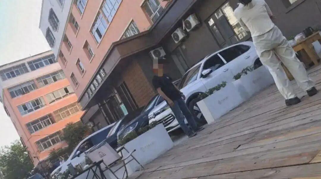 不能让这个重庆的王某轻易跑了！整个事件他是始作俑者，而且让重庆日报集团还出面道歉