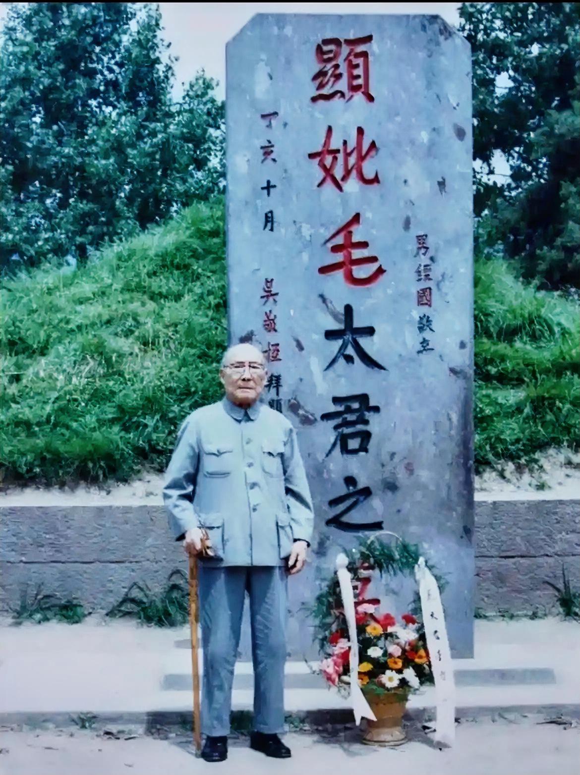 1987年6月，89岁高龄的屈武专程赴浙江奉化溪口，为蒋经国生母毛福梅扫墓￼￼￼