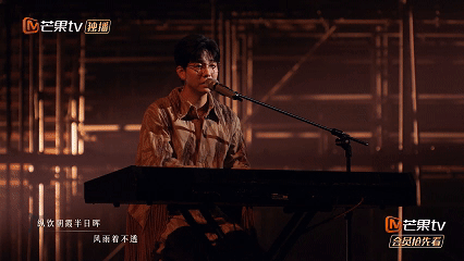 #胡夏唱知否知否全场大合唱# 那一刻，舞台上的胡夏与台下的观众融为一体，用歌声传