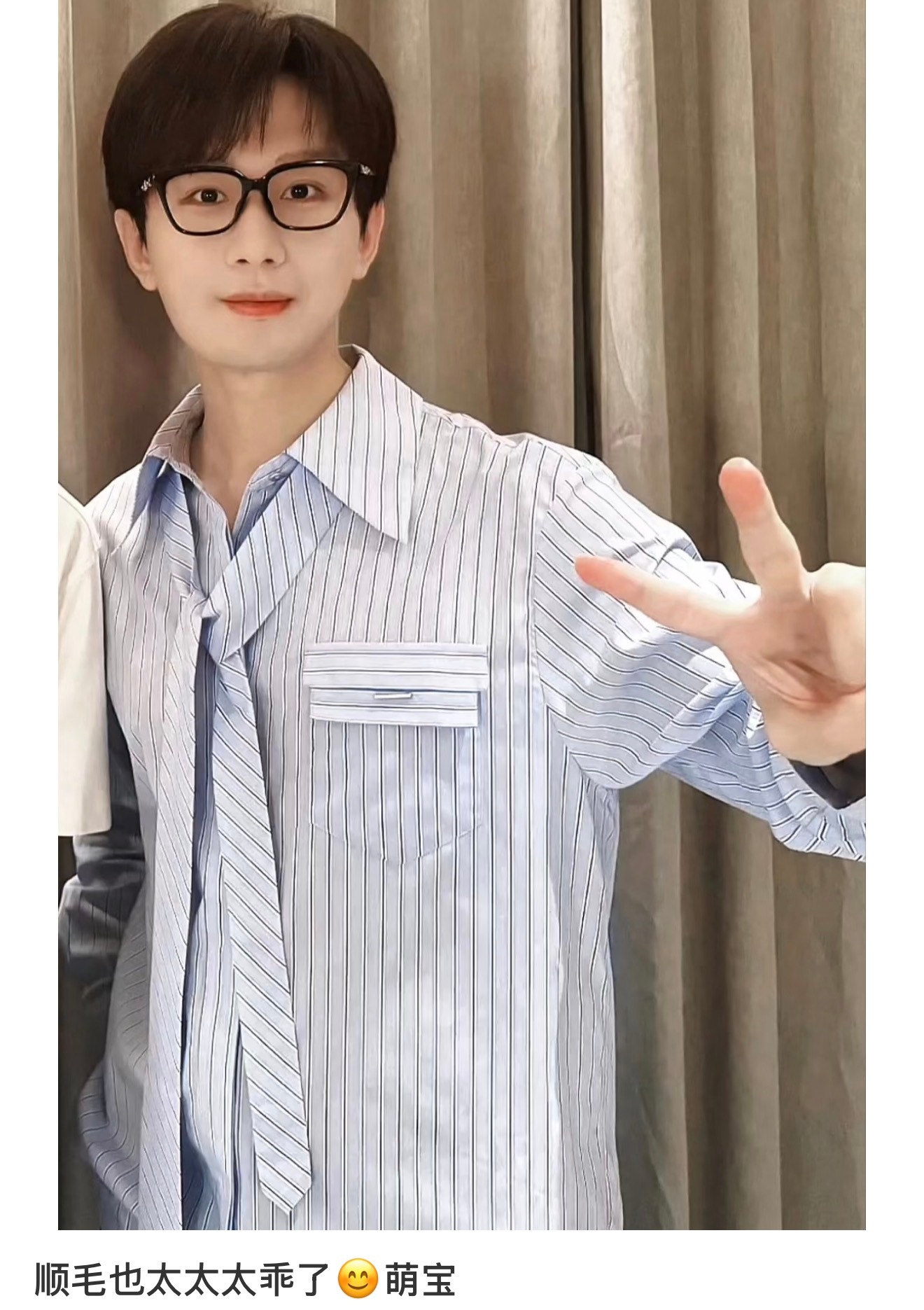 顺毛乖乖淇[拜托][拜托][拜托]淇淇合影唯一不变的就是标志性比✌[笑哈哈][笑
