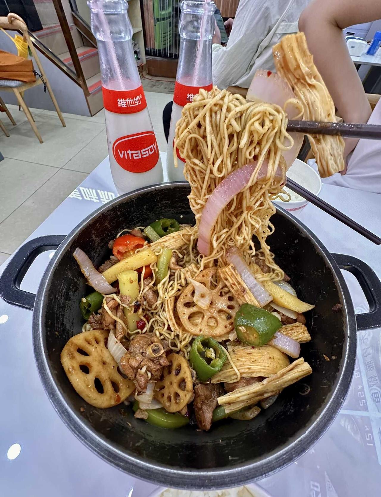 华农北门😻人均20爽吃藤椒鸡公煲
这家鸡公煲就在长湴市场大门右手边～
第一次试
