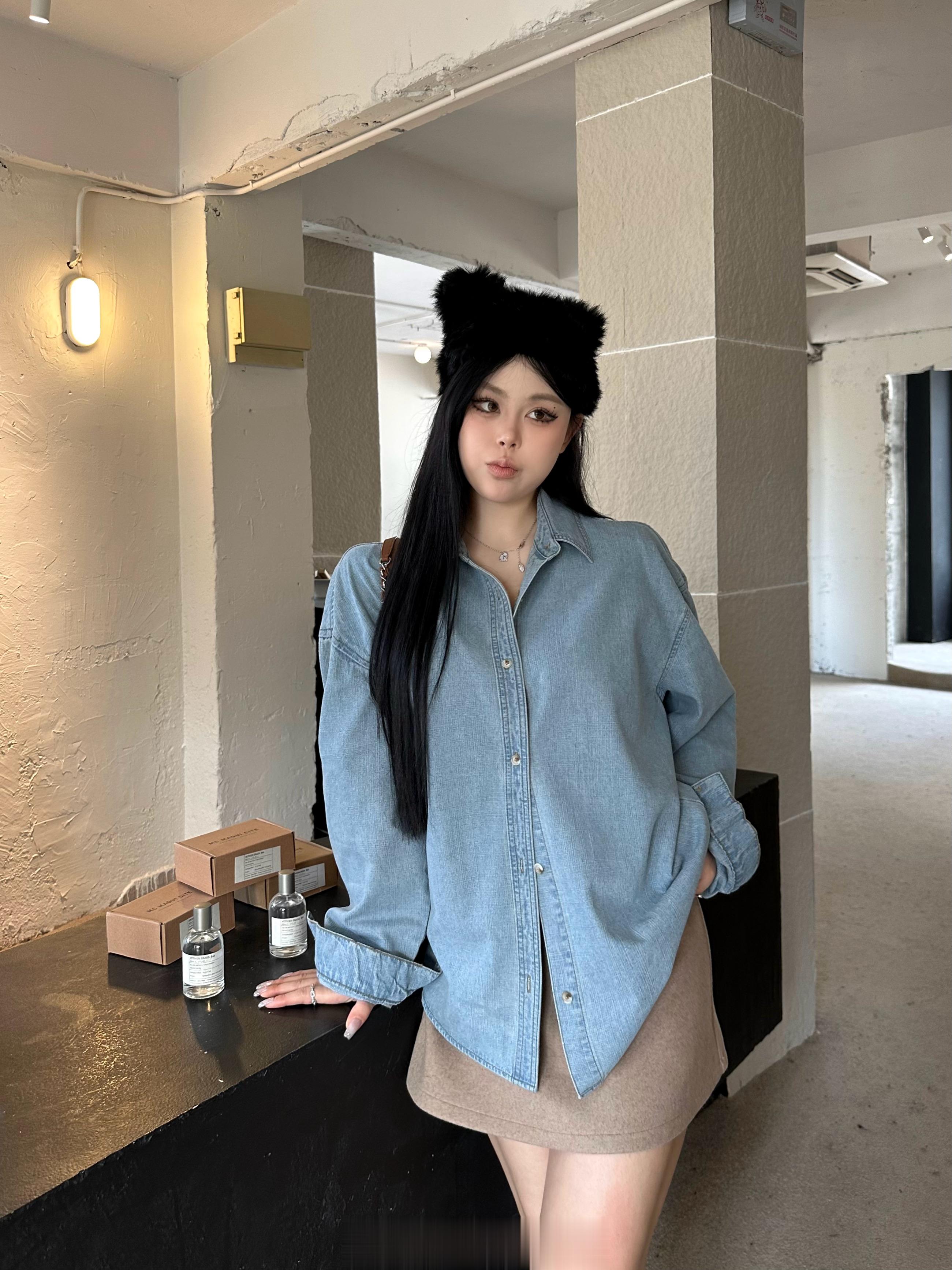 令7心动的牛仔外套 现在搭配在大衣里面穿真的太好看！ 室内随便搭搭都吸睛 ！不愧