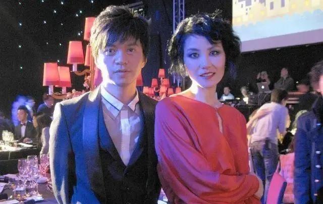 有一次，谢霆锋想加李健微信，李健却说：我手机加不了。谢霆锋：V信能加一万好友，怎