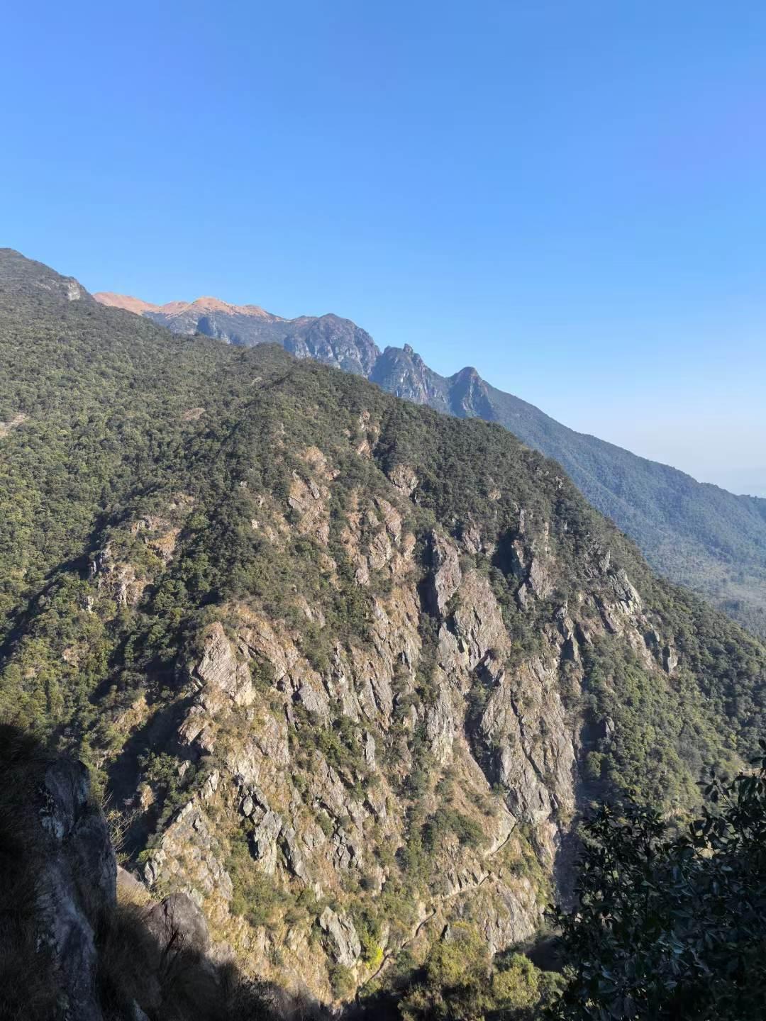 登上山顶看美景