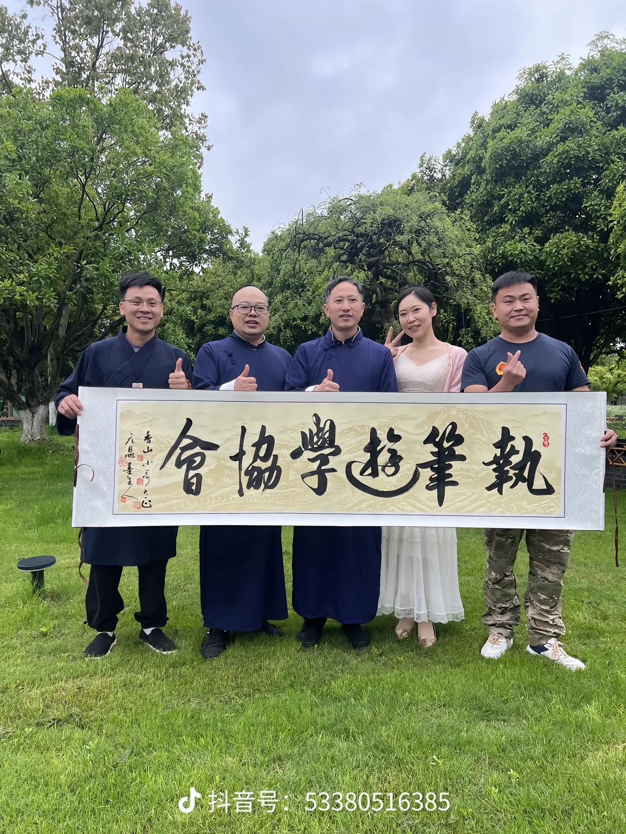 关山居士，香山居士两位网红已经彻底撕破脸了，互相在网上公开撕逼了。这个关山居士，