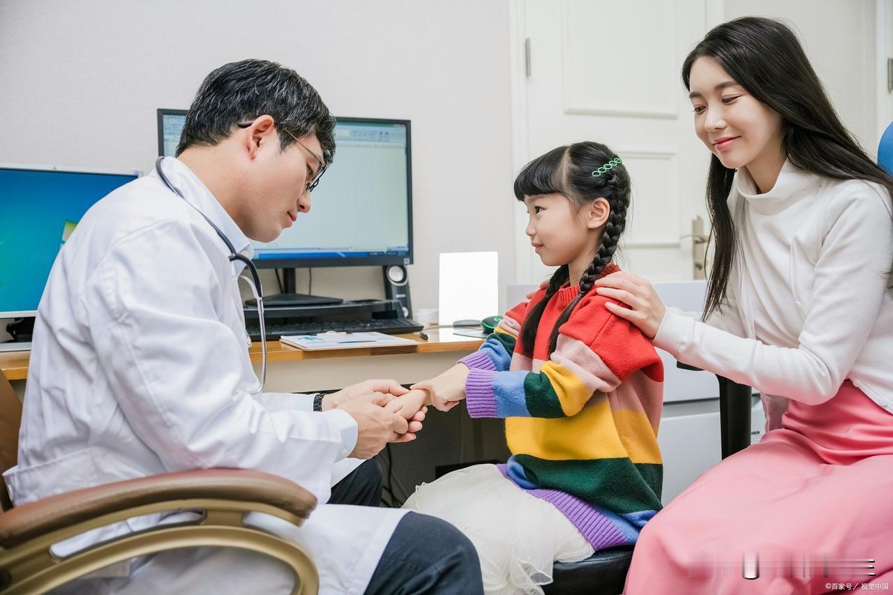 门诊上，总有家长问：最近儿子出现了几个很奇怪的现象：皮肤潮红、嘴唇干红，舌苔厚腻