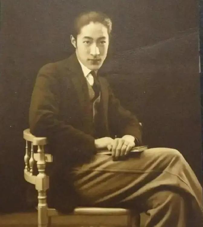 1962年，上海监狱里蜷缩着一个老人——嘴唇紫黑、白发尽脱、牙齿全无，瘦到脱相。