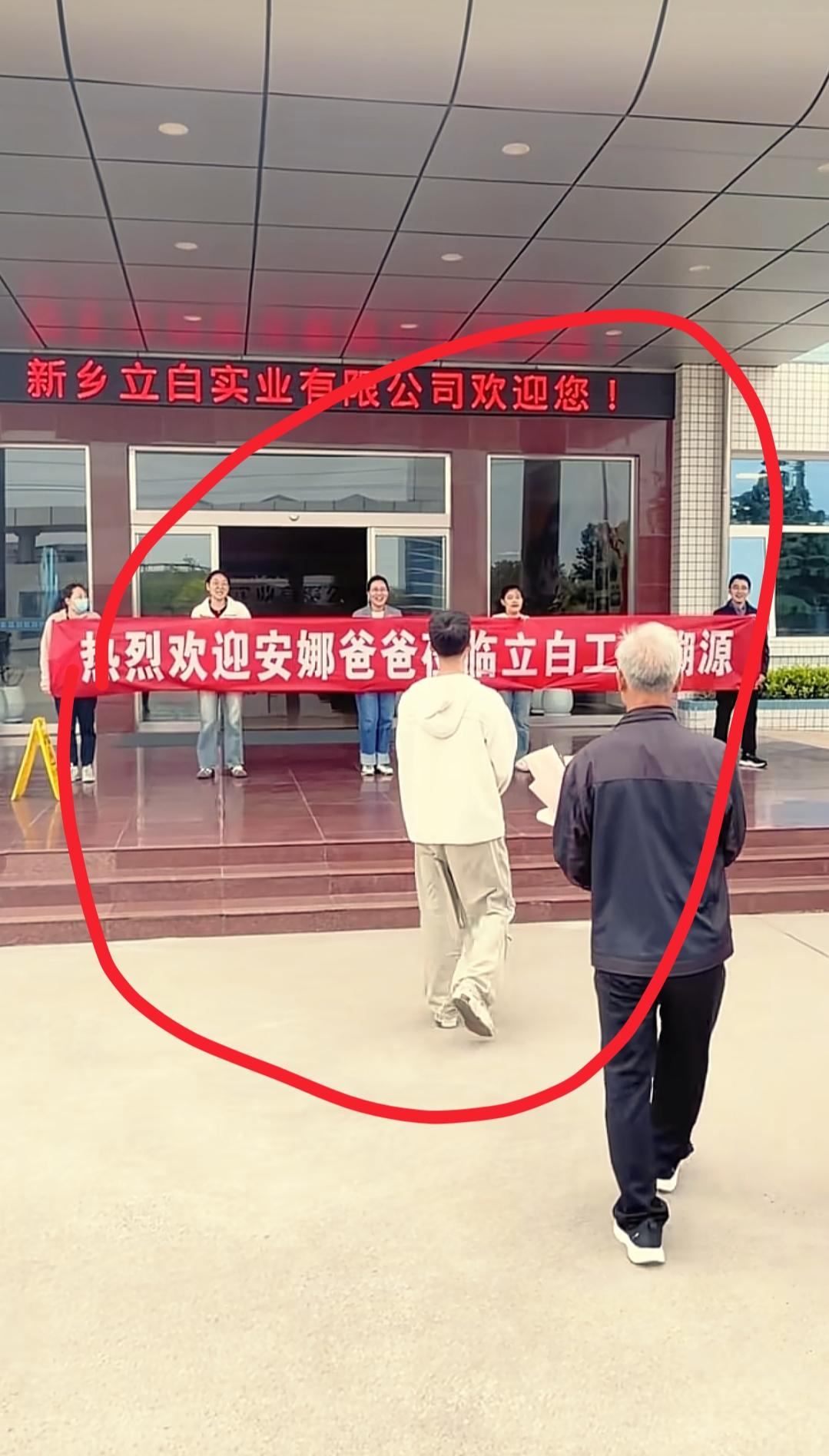 现在全网最懵的人就是李超群了吧！
不是因为没人找他带货，也不是因为网友骂他
而是