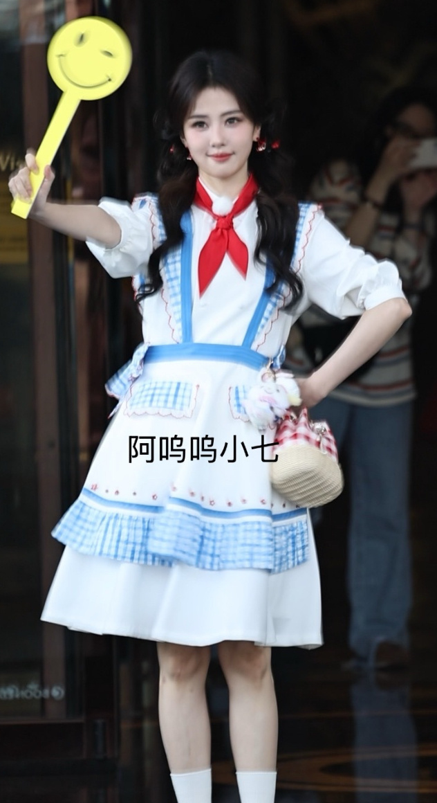 今天是蹦蹦哒哒的小厨娘！！！今天还拿了笑脸小举牌白鹿小厨娘造型路透白鹿拿笑脸手牌