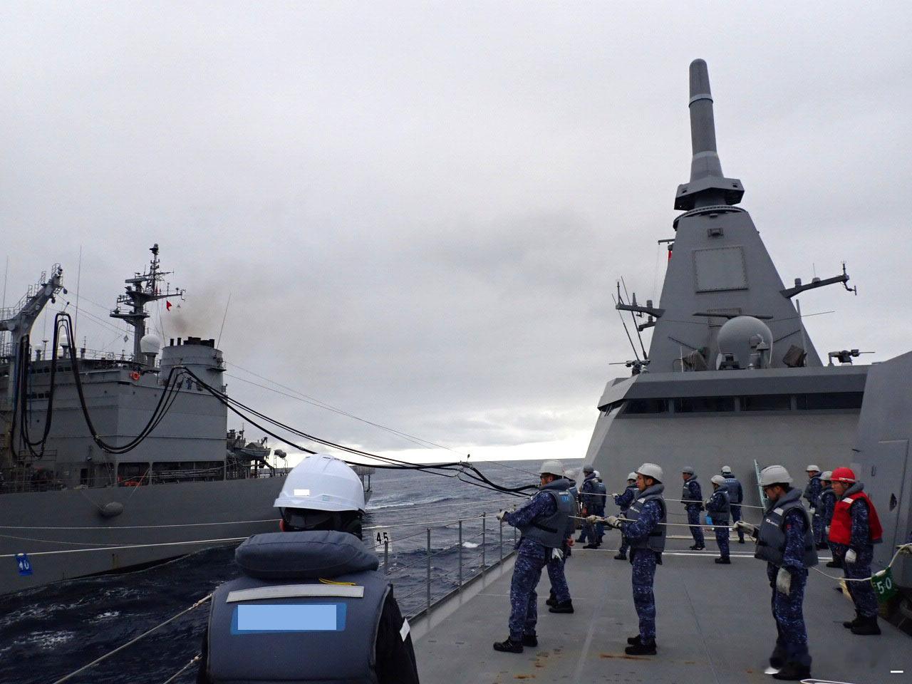 FFM-2“熊野”海上航行补给，甲板部署了十几名舰员。海自动态 ​​​