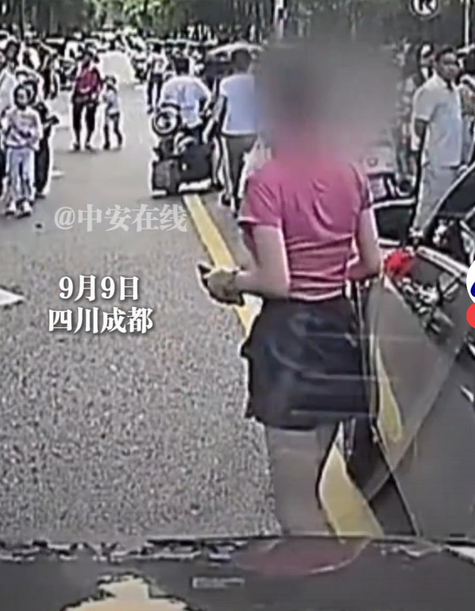 我猜测！
这个把车停在路中间导致堵路的女的，
肯定不是第一次这么任性的停车了！