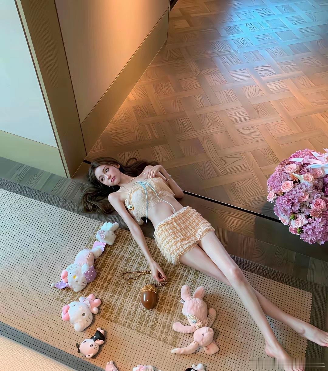 王思聪新女友的酒店照被扒出来了，说是慵懒风，其实就是躺床上拍的。 