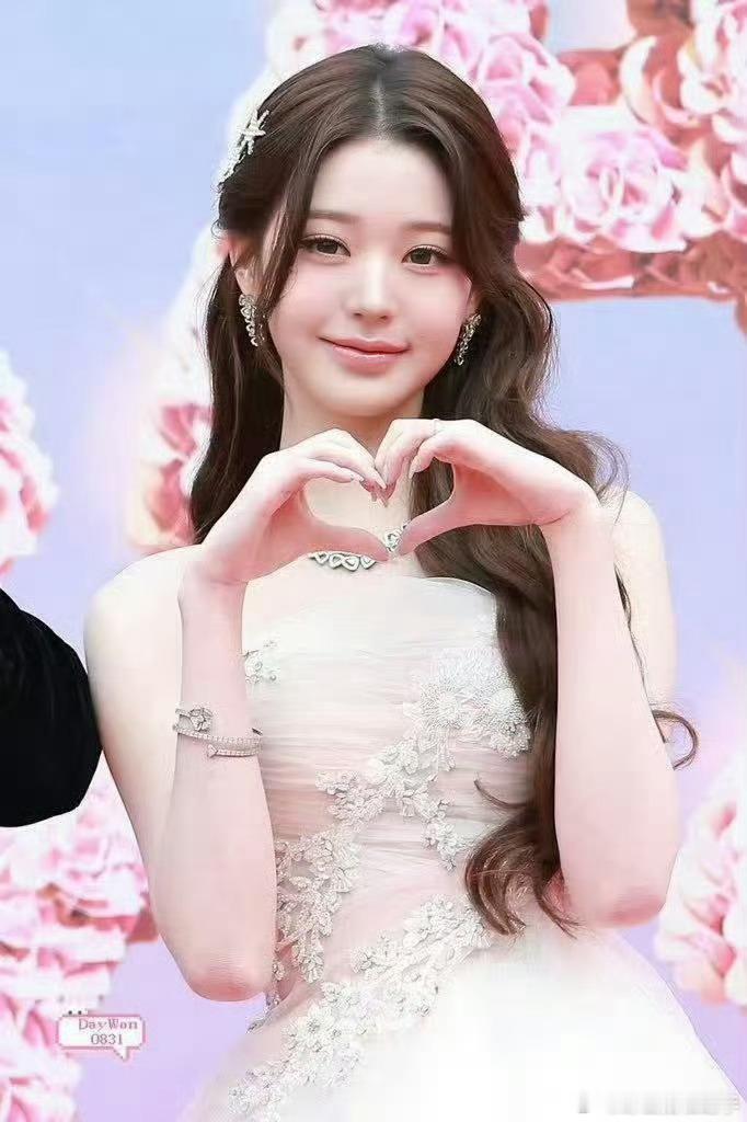 IU张元英韩娱2张权威的脸 哇 这样看两个人还挺像的，脸都有点娃娃脸！国民度也是