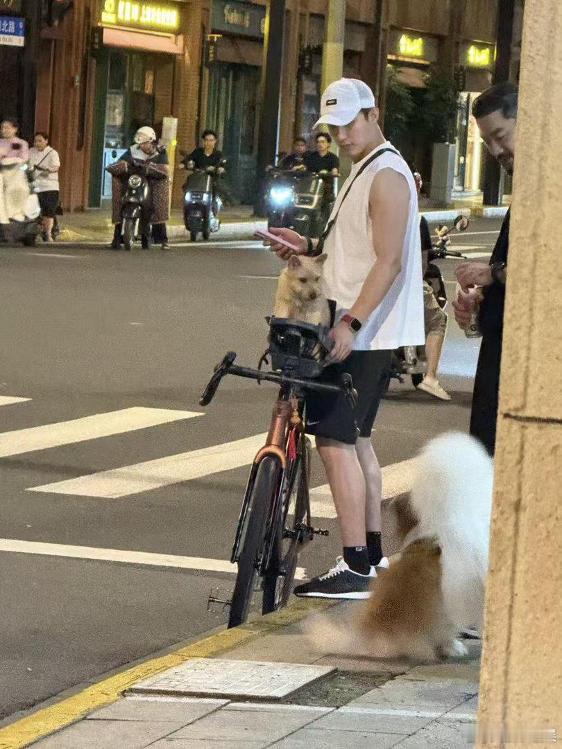 黄景瑜黄景瑜把自行车拎出了纸片感黄景瑜单手拎自行车 很难想象这是普通人费劲搬动的